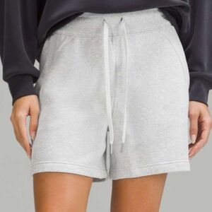 Lululemon Scuba High-Rise Short 5"
Heathered Core Ultra Light Grey Size 6